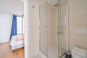 Sèche-cheveux, serviettes fournies