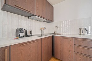 冷蔵庫、電子レンジ、食器洗い機、コーヒー / ティーメーカー