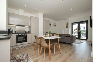 Fridge, microwave, oven, stovetop - Modern 2-Bedroom Apartment in the Center of Solihull (Solihull)
