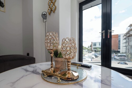 Modern 2-Bedroom Apartment in the Center of Solihull , Near  to NEC
