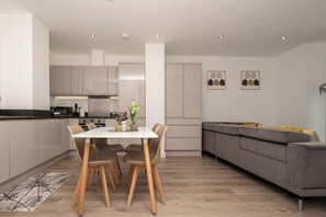 Dining - Modern 2-Bedroom Apartment in the Center of Solihull , Near  to NEC (Solihull)