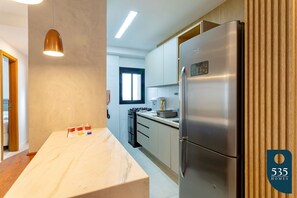 Geladeira, micro-ondas, fogão, talheres/pratos/utensílios de cozinha