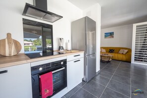 Kjøleskap, mikrobølgeovn, ovn og kokeplater