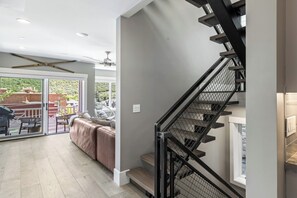House, Multiple Beds, Hot Tub, Mountain View | Interior