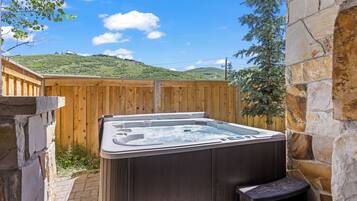 Rumah, Beberapa Tempat Tidur, hot tub, pemandangan gunung | Bathtub spa outdoor