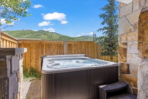 Casa, varias camas, hidromasaje, vista a la montaña | Tina de hidromasaje al aire libre