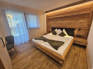 In-room safe, soundproofing, free WiFi, bed sheets - Hotel Pichlerhof (San Lorenzo di Sebato)