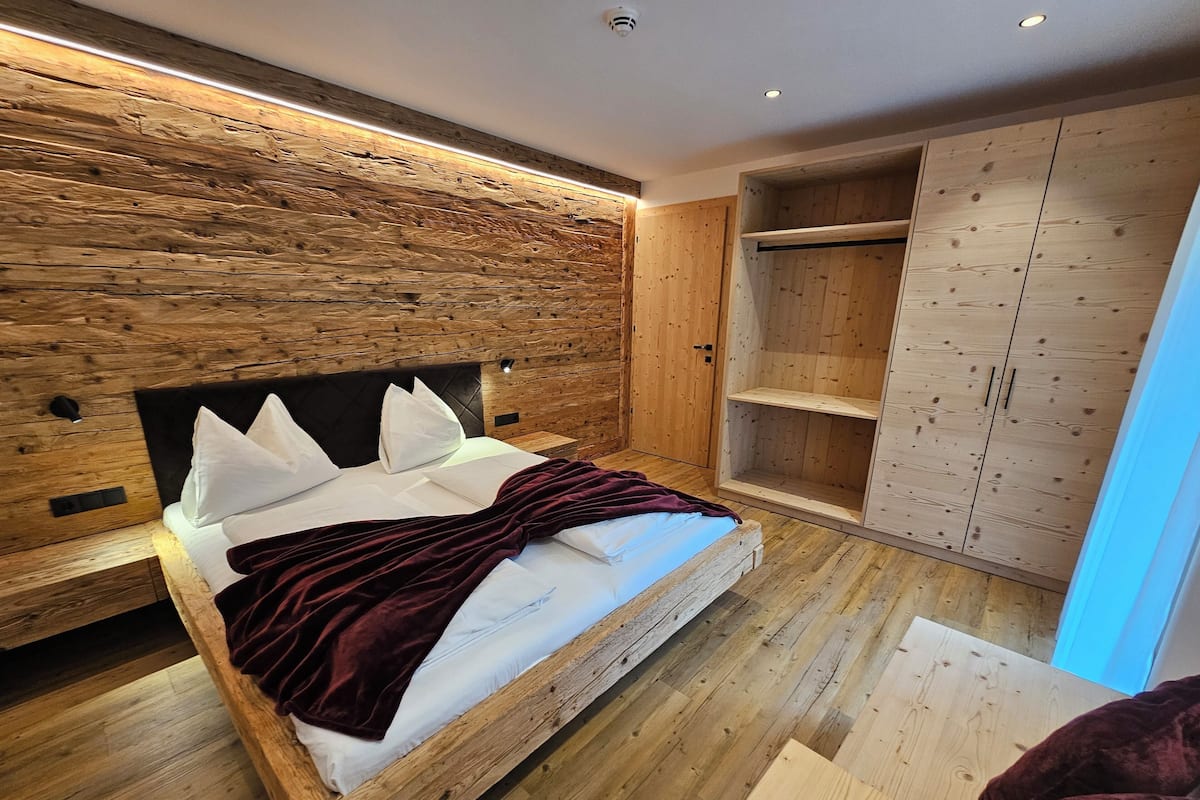 Traditional Suite, 1 Bedroom, Non Smoking, Mountain View | 1 bedroom, in-room safe, soundproofing, free WiFi