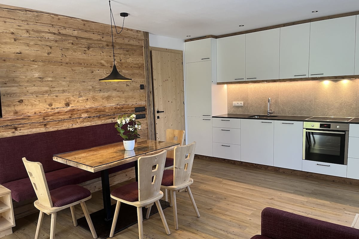Traditional Condo | Living area | 43-inch LED TV with satellite channels, table football, ping pong