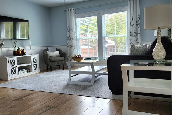 Bright and spcious living room with queen pull out sofa