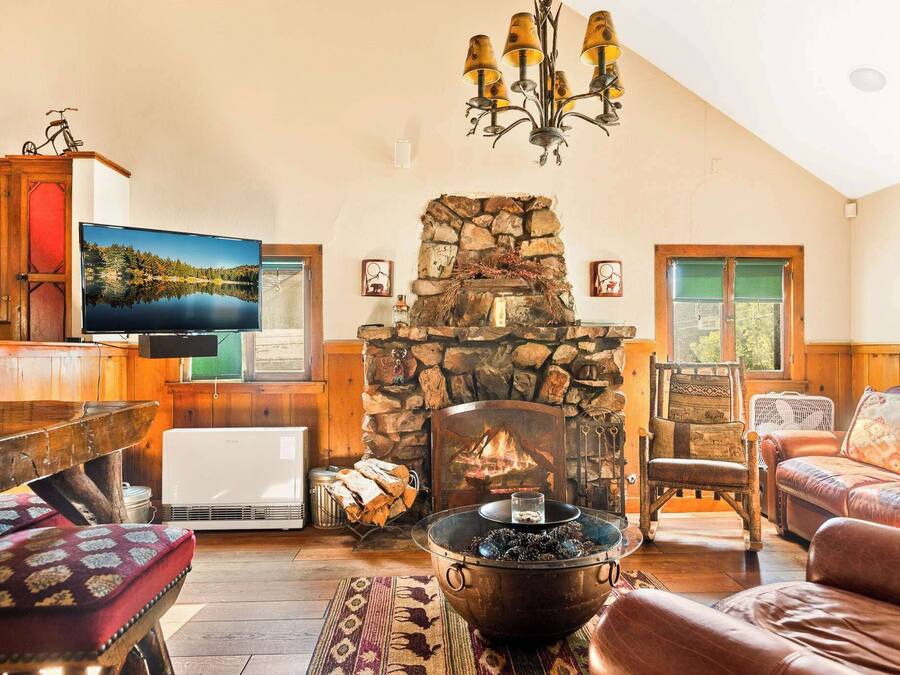 Hytte - flere senge - terrasse - bjergudsigt (Whispering Pines) | Opholdsområde | 42-tommers fladskærms-tv med digitale kanaler, pejs