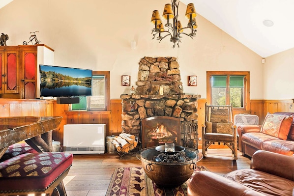 Cabana, várias camas, varanda, vista para a montanha (Whispering Pines) | Área de estar | TV de tela plana 42 polegadas com canais digitais, lareira