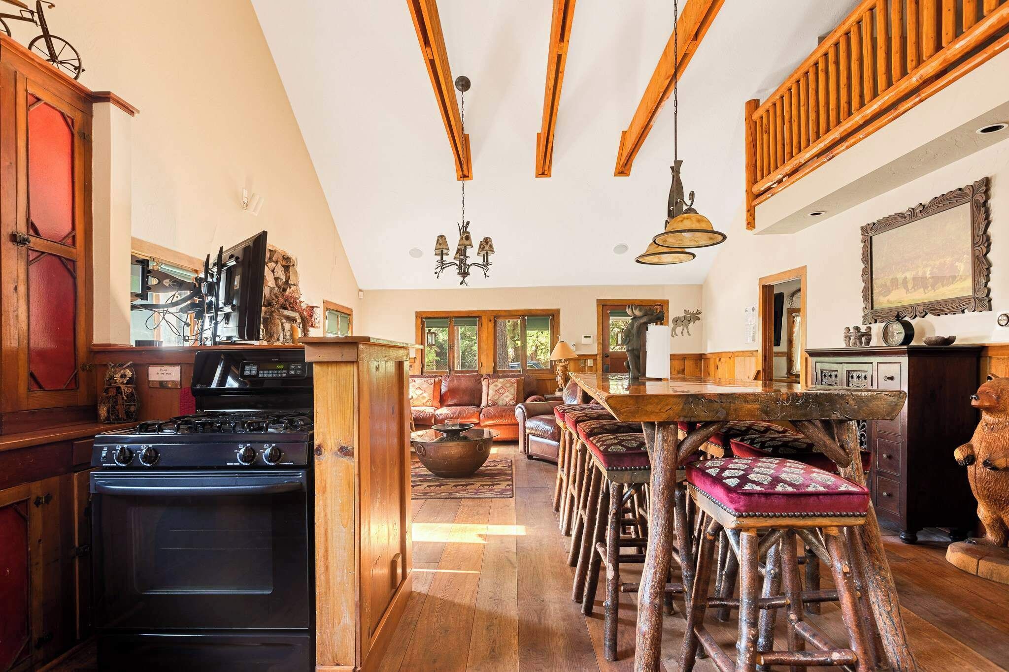 Cabana, várias camas, varanda, vista para a montanha (Whispering Pines) | Parte interna