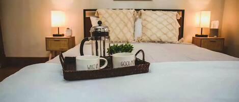 3 habitaciones, escritorio, tabla de planchar con plancha y wifi gratis