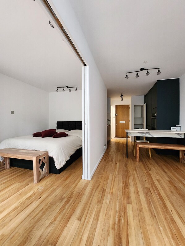 1 bedroom, WiFi, bed sheets - Self contained Studio (London)