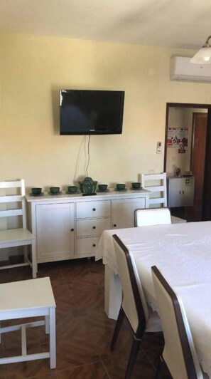 4 bedrooms, iron/ironing board, travel crib, free WiFi