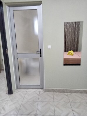 1 slaapkamer, een strijkplank/strijkijzer, wifi, beddengoed