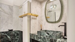 Appartement (1 Bedroom) | Badkamer | Een douche, een bidet