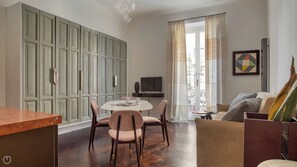 Apartment (1 Bedroom) | Wohnbereich | 55-Zoll-Smart-TV mit Kabelempfang, Fernseher