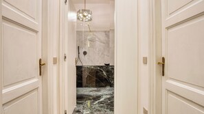 Lejlighed (1 Bedroom) | Badeværelse | Bruser, bidet