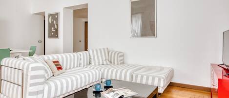 Apartment (2 Bedrooms) | Front of property