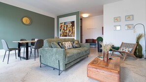 Een 55-inch smart-tv met kabelzenders en een televisie