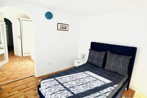 3 bedrooms, desk, iron/ironing board, free WiFi