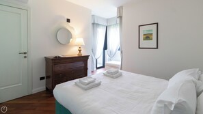 Apartment (3 Bedrooms) | 3 Schlafzimmer, hochwertige Bettwaren, laptopgeeigneter Arbeitsplatz