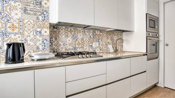 Appartement (1 Bedroom) | Cuisine privée | Micro-ondes, four, chaise haute