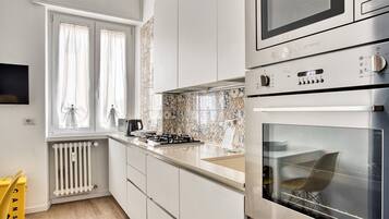 Appartement (1 Bedroom) | Cuisine privée | Micro-ondes, four, chaise haute