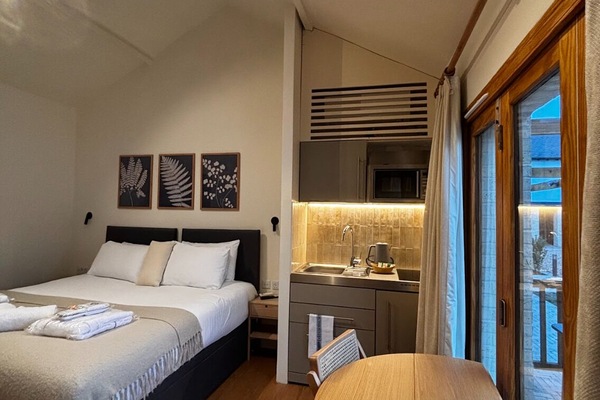 Classic Studio | Laptop workspace, iron/ironing board, WiFi (free), bed sheets