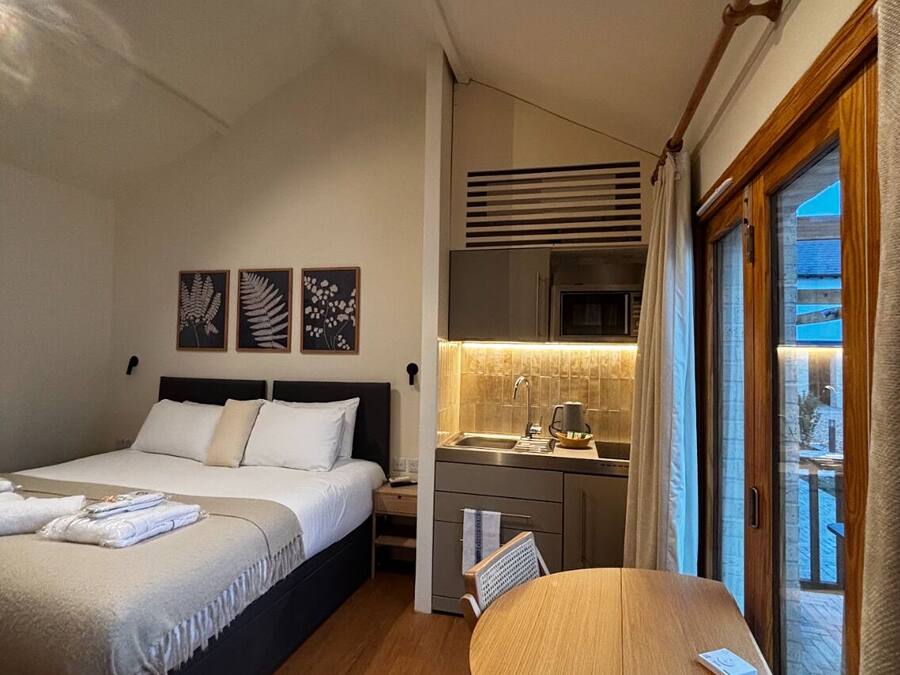 Laptop workspace, iron/ironing board, free WiFi, bed sheets