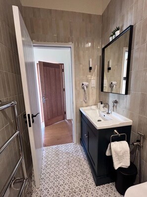 Klassieke studio | Badkamer | Handdoeken, toiletpapier