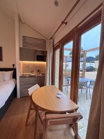 Espacio para trabajar con laptop y tabla de planchar con plancha 