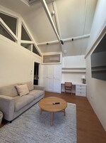 Espacio para trabajar con laptop y tabla de planchar con plancha 