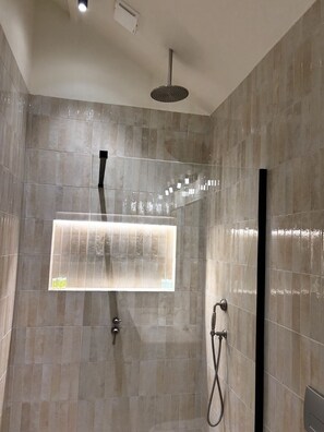 Quadruple Room | Bathroom | Shower, hair dryer, towels, toilet paper - The Stables at Minstrel Court (Royston)