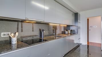 Apartamento panorâmico | Cozinha privada | Geladeira, micro-ondas, fogão, cooktop