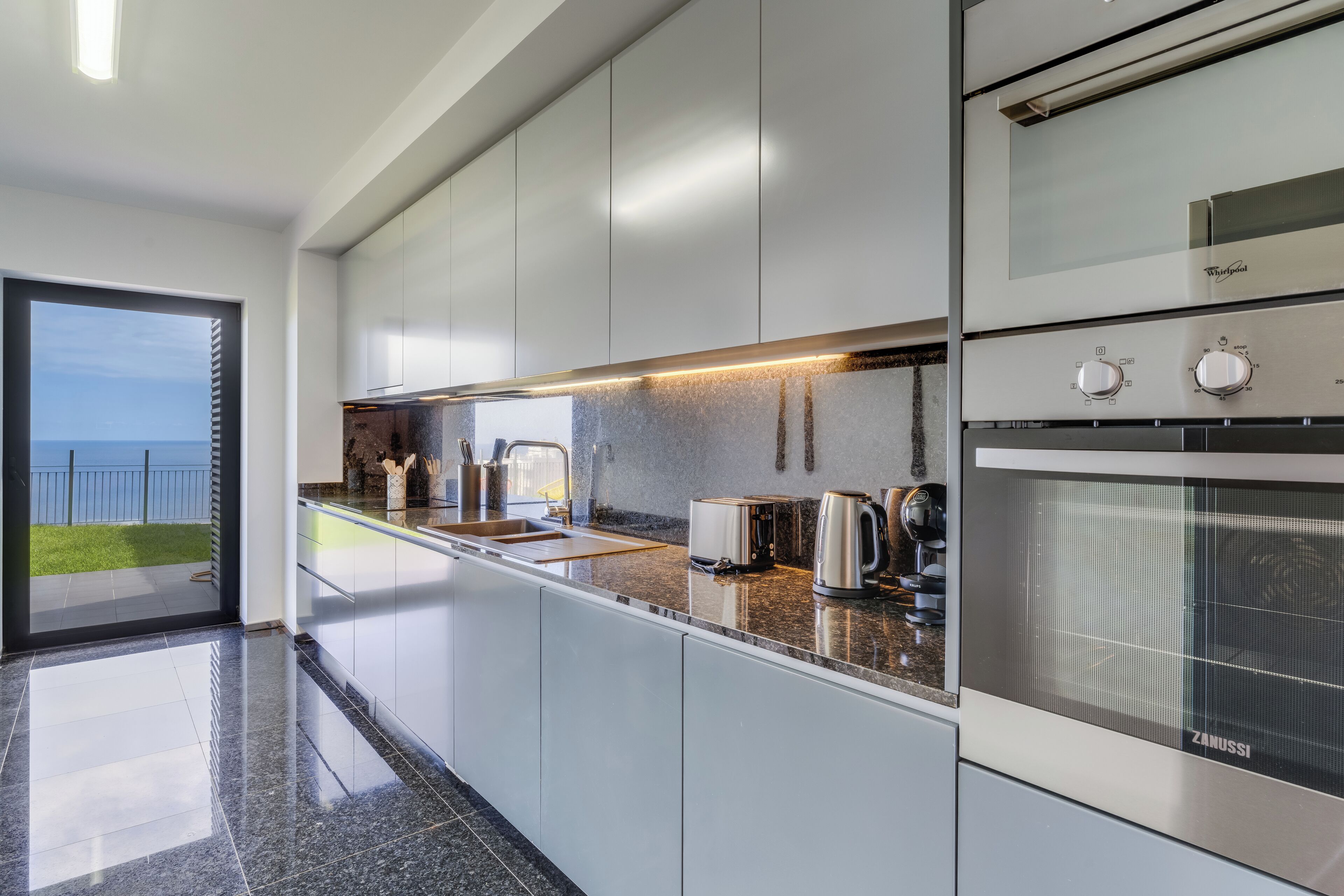 Departamento panorámico | Cocina privada | Refrigerador, microondas, horno y parrilla de estufa 