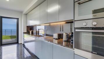 Departamento panorámico | Cocina privada | Refrigerador, microondas, horno y parrilla de estufa