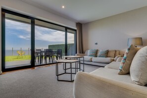 40-inch flat-screen TV with cable channels - Mango (Funchal)