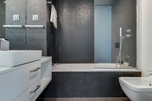 พาโนรามิกอพาร์ทเมนท์ | ห้องน้ำ | ฝักบัวในอ่างอาบน้ำ, ไดร์เป่าผม, โถสุขภัณฑ์แบบบิเดท์, ผ้าเช็ดตัว