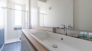Apartment (1 Bedroom) | Badezimmer | Dusche, Bidet
