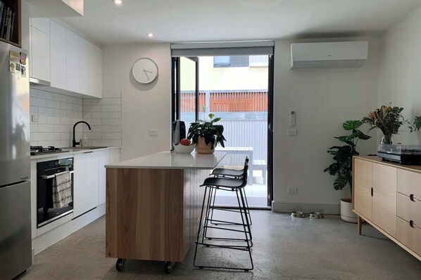 Private kitchen - Beautiful 1-bedroom Townhouse in Northcote (Northcote)