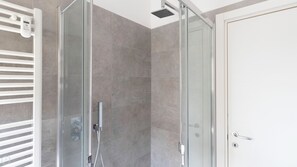 Appartement (1 Bedroom) | Badkamer | Een douche, een bidet