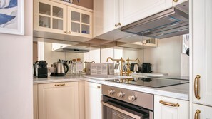 Apartamento (1 Bedroom) | Cocina privada | Horno, placa de cocina, lavavajillas y trona infantil