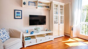 Apartamento (1 Bedroom) | Área de estar | Smart TV 55 polegadas com canais a cabo, TV