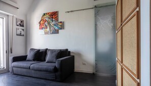 Apartment (1 Bedroom) | Wohnbereich | 55-Zoll-Smart-TV mit Kabelempfang, Fernseher