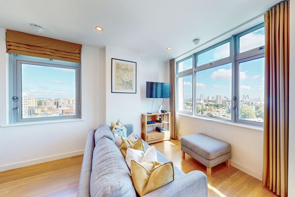 Smart TV - Spacious 3 bed with city views in Limehouse (London)