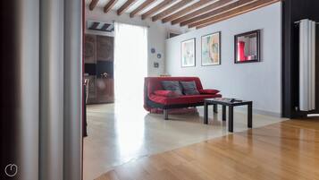 Apartment (1 Bedroom) | Ruang tamu | TV