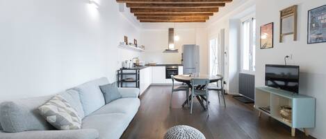 Apartamento (1 Bedroom) | Zona de estar | Smart TV de 55 pulgadas con canales digitales